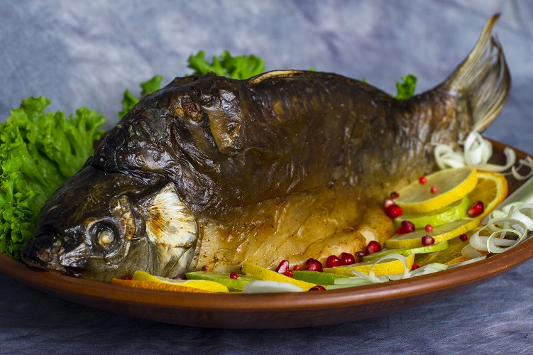 Как запечь сазана в духовке с капустой и икрой