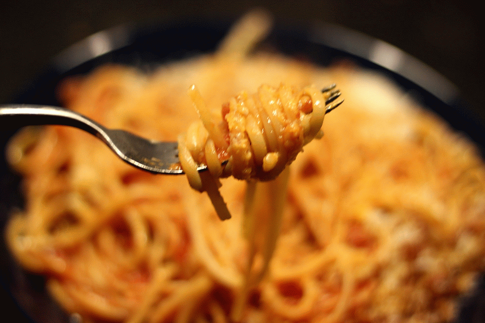 Феллини макароны спагеттони. Необычные макароны. Вилка для спагетти. Накручивание спагетти. Лапша белки