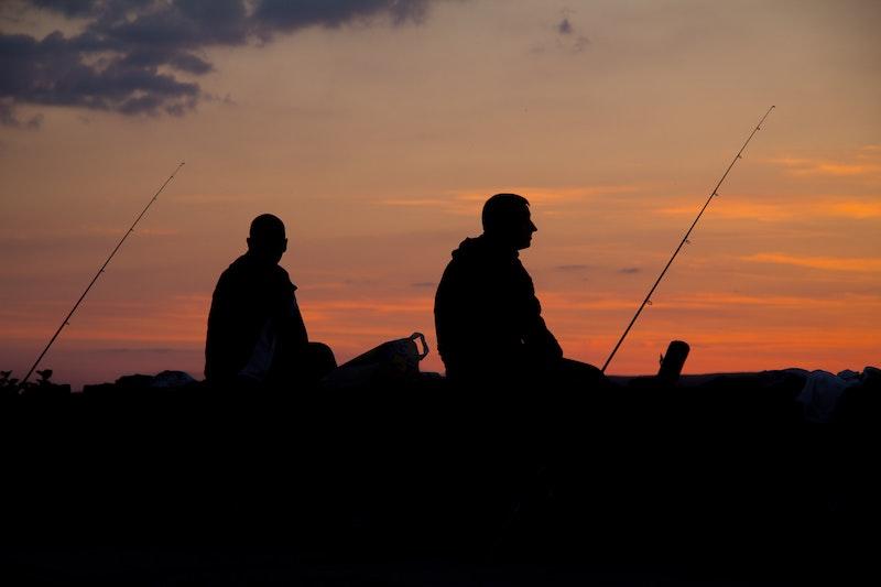 Два рыболова на фоне заката
