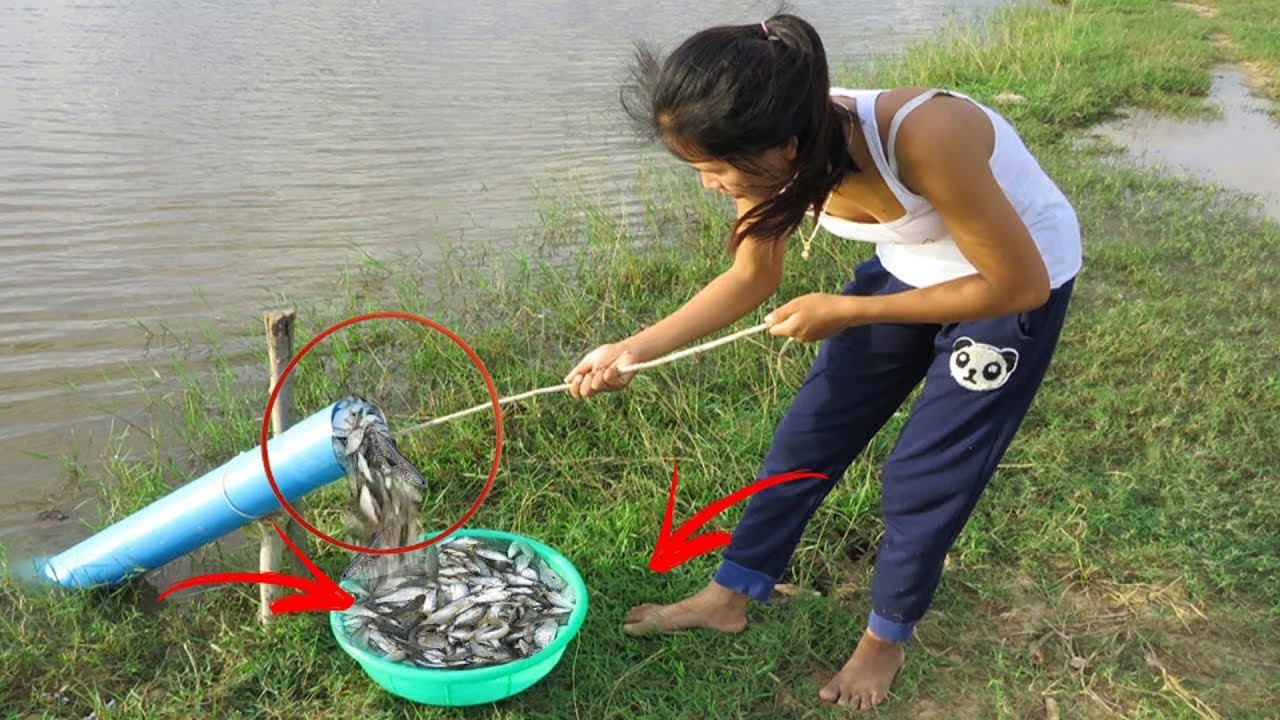 Руками ловила рыбу в чистой воде