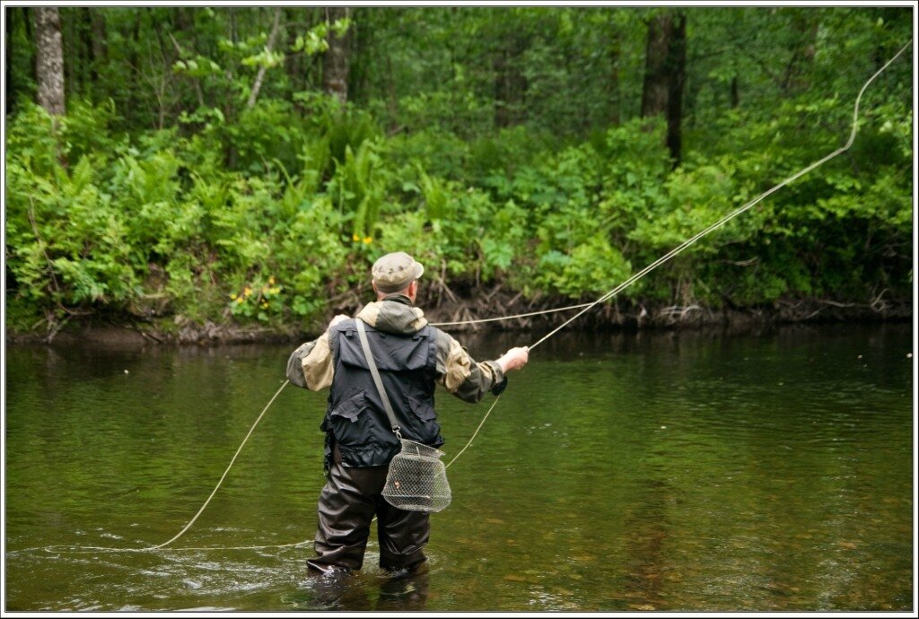 Мальчик рыбак. Рыбалка на поплавочную удочку уклейка. Начали ловить. Линь рыба. Начали ловить.