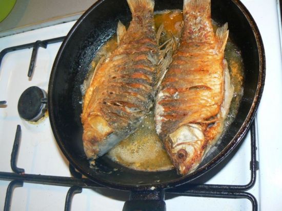 рыба в сковороде
