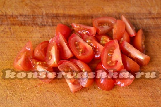томаты режем дольками