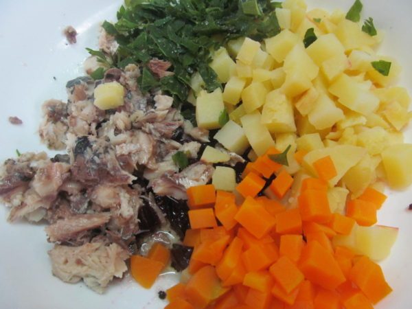 Подготовленные продукты для рыбного салата с картофелем и свёклой