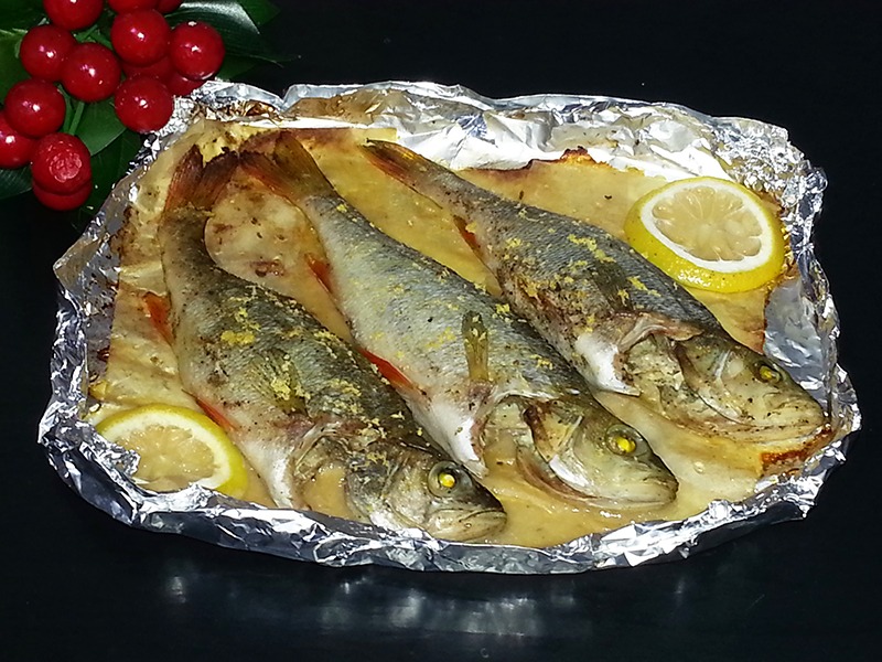 Рецепты вкусной речной рыбы. Речная рыба в духовке. Рыба запеченная с лимоном в духовке. Блюда из филе окуня речного. Рыба окунь в духовке.