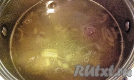 Опустить фрикадельки в кипящий суп. Когда суп вновь закипит, добавить очищенный и нарезанный кубиками картофель, после закипания уменьшить огонь и варить рыбный суп с фрикадельками до готовности картошки.
