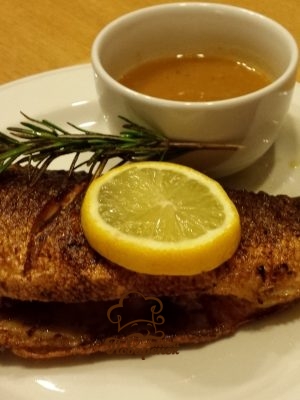 Классически приготовленная речная рыбка на сковороде